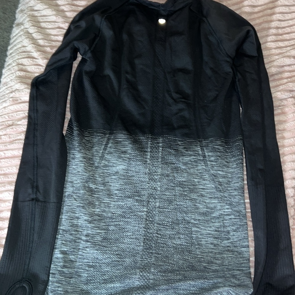 Swiftly Tech Long-Sleeve Shirt 2.0 *Hip Length, Crew black & white Ombré, EUC. - Picture 12 of 13